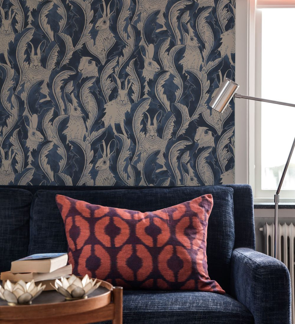 Langelid von Bromssen Hares in hiding hazen bosdieren behang blauw voor de kinderkamer