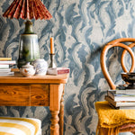 Hares in hiding behang van langelid von bromssen kinderkamer blauw