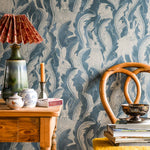 Hares in hiding behang van langelid von bromssen kinderkamer blauw