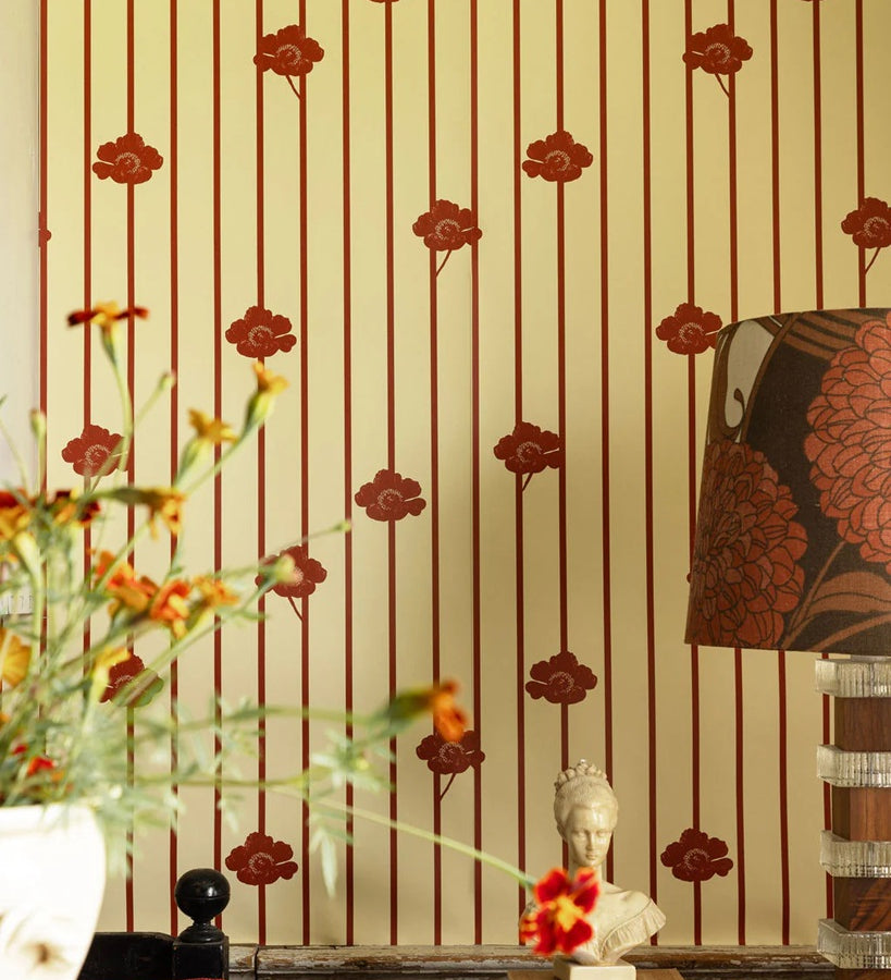 Studio Lisa Bengtsson Buttercream 1714 bloemen en strepen behang voor de meisjeskamer en tienerkamer beige rood 