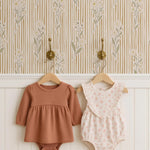 Little Amour bloemen en strepen behang voor meisjeskamer en babykamer honey geel