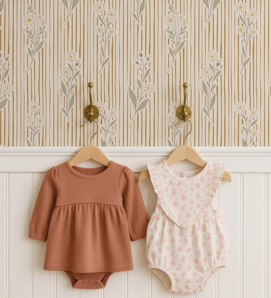 Little Amour bloemen en strepen behang voor meisjeskamer en babykamer honey geel
