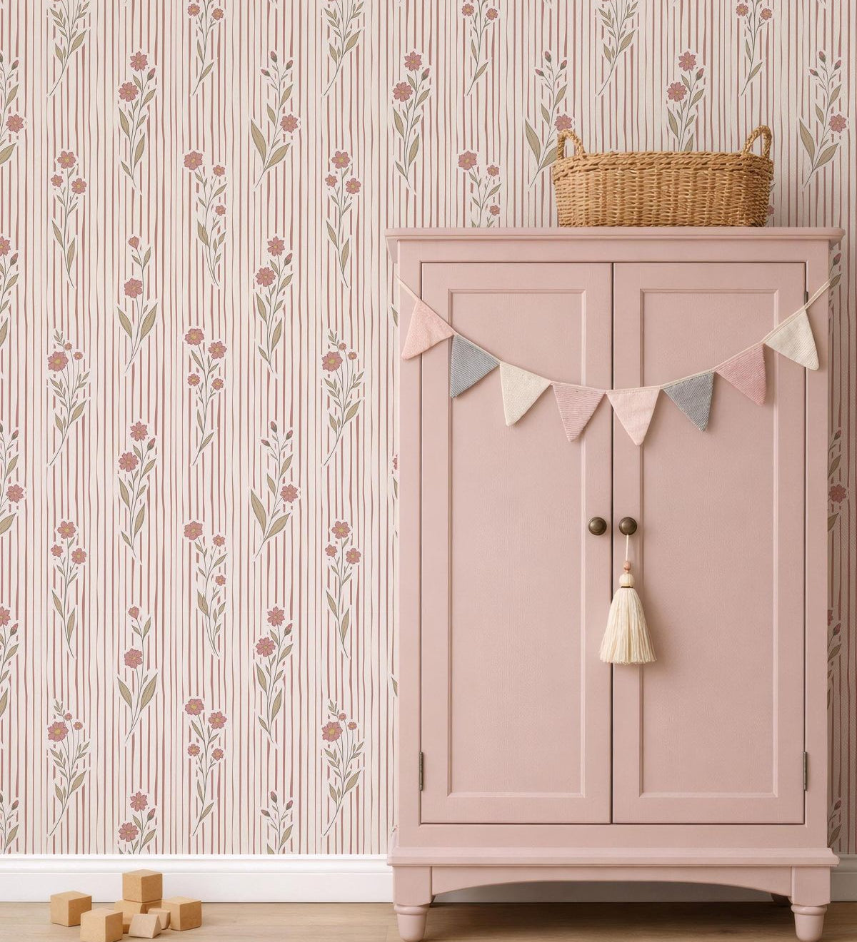 Little Amour bloemen en strepen behang voor meisjeskamer en babykamer amber terra roze