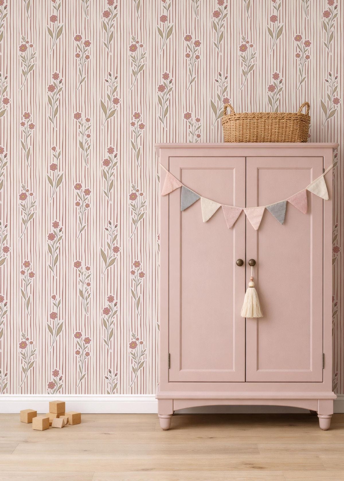 Little Amour bloemen en strepen behang voor meisjeskamer en babykamer amber terra roze
