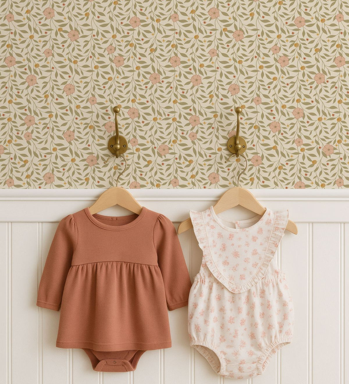 Little Amour bloemen behang voor meisjeskamer en babykamer roze groen oker geel