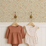 Little Amour bloemen behang voor meisjeskamer en babykamer roze groen oker geel