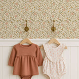 Little Amour bloemen behang voor meisjeskamer en babykamer roze groen oker geel