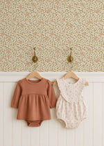Little Amour bloemen behang voor meisjeskamer en babykamer roze groen oker geel