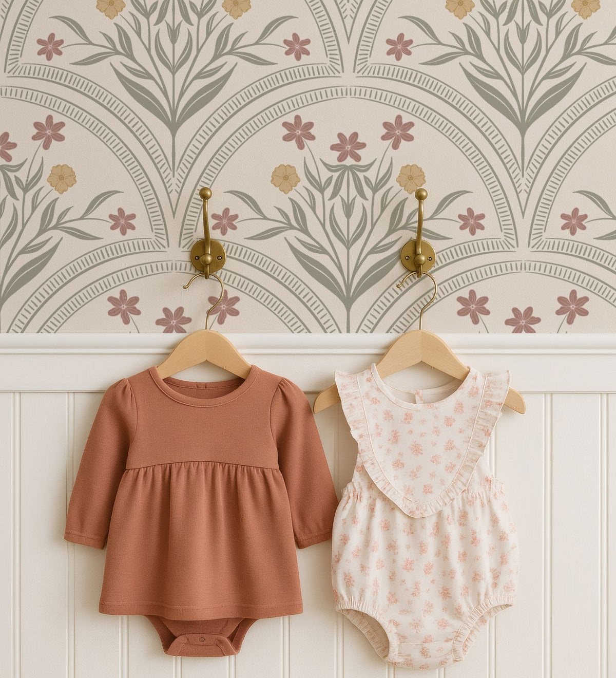 Boogjes behang voor meisjeskamer en babykamer Flora Arches Little Amour zand groen beige