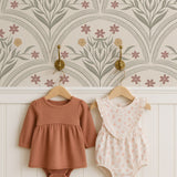 Boogjes behang voor meisjeskamer en babykamer Flora Arches Little Amour zand groen beige