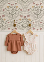Boogjes behang voor meisjeskamer en babykamer Flora Arches Little Amour zand groen beige