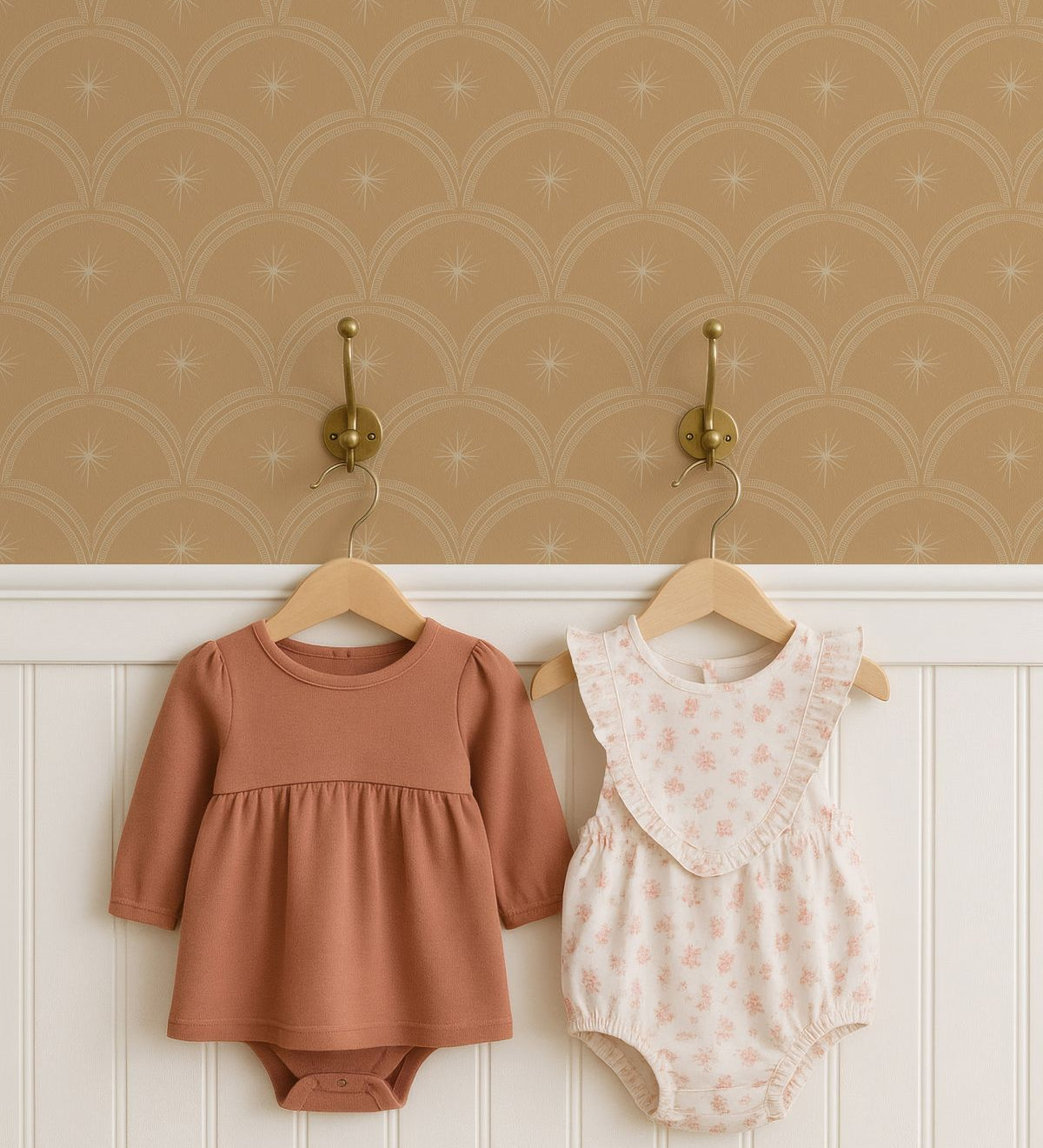 Little Amour Magic Arches boogjes behang voor babykamer neutrale kinderkamer meisjeskamer oker