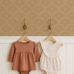 Little Amour Magic Arches boogjes behang voor babykamer neutrale kinderkamer meisjeskamer oker