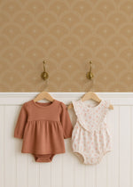 Little Amour Magic Arches boogjes behang voor babykamer neutrale kinderkamer meisjeskamer oker