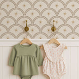 Little Amour Magic Arches boogjes behang voor babykamer neutrale kinderkamer meisjeskamer zand 