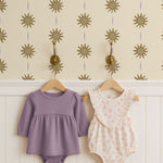Zonnen behang Sunny Days Little Amour voor de kinderkamer meisjeskamer babykamer tienerkamer zand beige