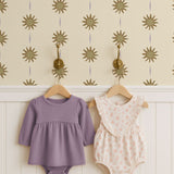 Zonnen behang Sunny Days Little Amour voor de kinderkamer meisjeskamer babykamer tienerkamer zand beige