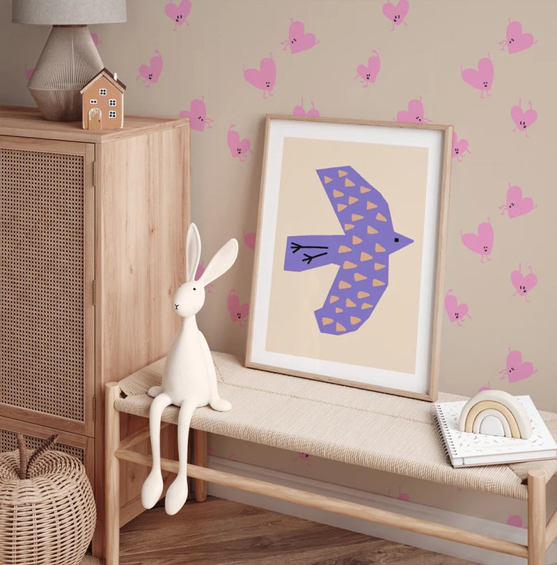 Annet Weelink Kinderbehang voor de kinderkamer met hartjes en smileys off white met roze meisjeskamer