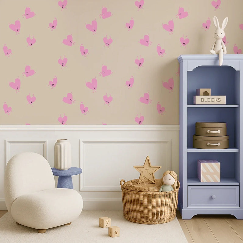 Annet Weelink Kinderbehang voor de kinderkamer met hartjes en smileys off white met roze meisjeskamer