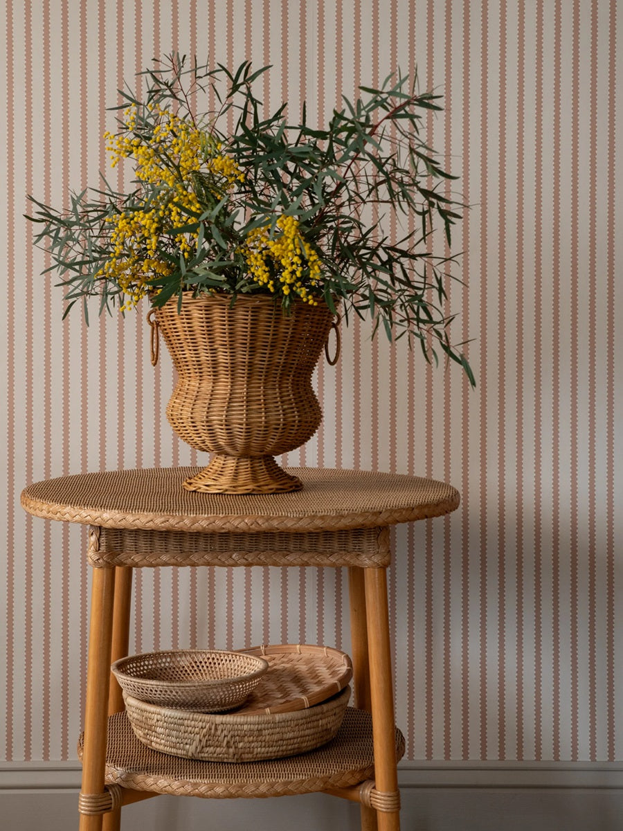 Langelid von Bromssen strepen behang meisjeskamer oudroze urnt rose