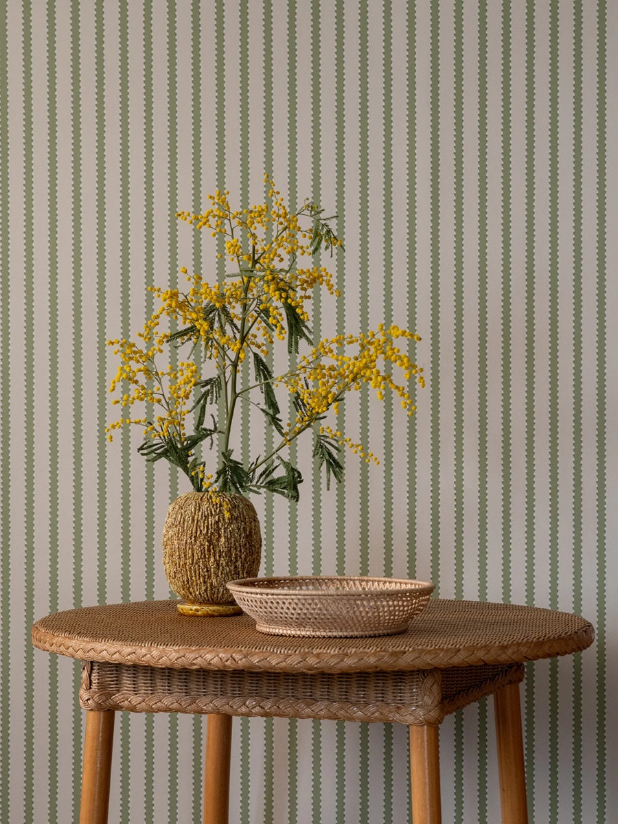 Langelid Von Brommsen olive olijfgroen strepen behang voor de kinderkamer