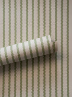 Langelid Von Brommsen olive olijfgroen strepen behang voor de kinderkamer