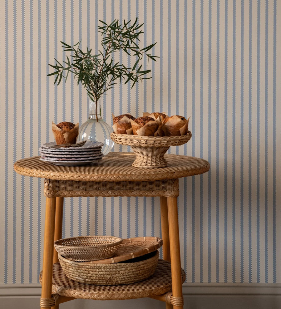 Langelid von Bromssen strepen behang neutrale kinderkamer meisjeskamer jongenskamer faded denim blauw