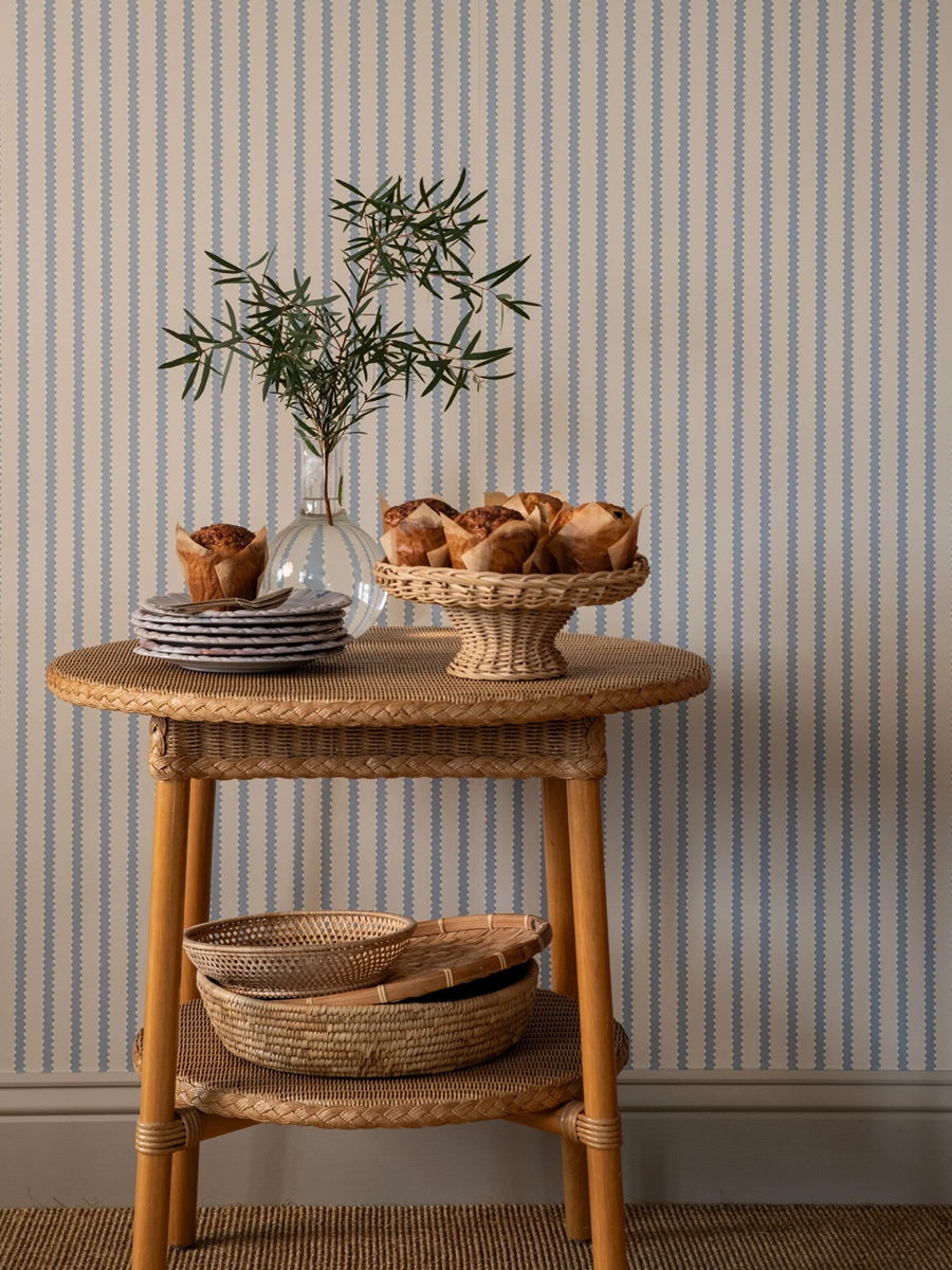 Langelid von Bromssen strepen behang neutrale kinderkamer meisjeskamer jongenskamer faded denim blauw