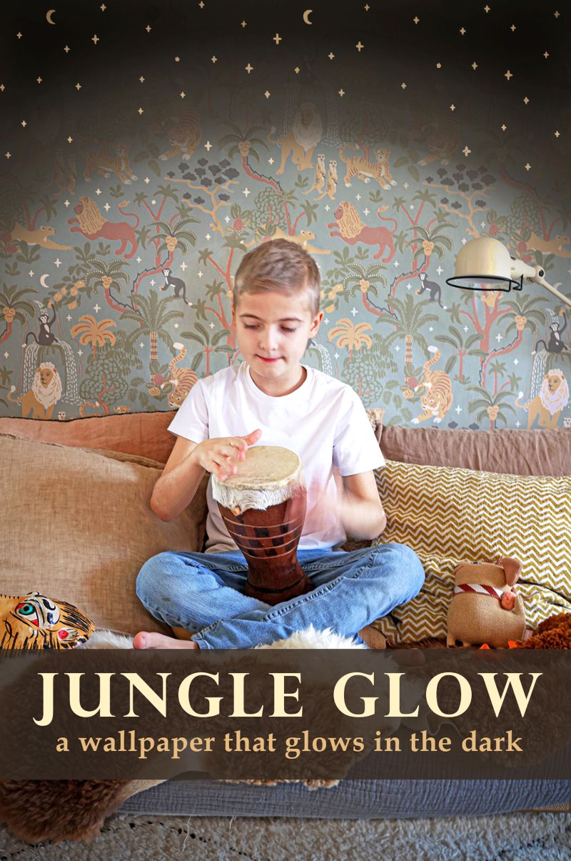 Majvillan jungle behang voor de kinderkamer jungle glow met glow in the dark effect. blauw 155-02