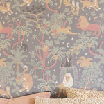 Majvillan jungle behang voor de kinderkamer jungle glow met glow in the dark effect. grijs antraciet 155-03