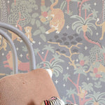Majvillan jungle behang voor de kinderkamer jungle glow met glow in the dark effect. grijs antraciet 155-03