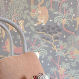Majvillan jungle behang voor de kinderkamer jungle glow met glow in the dark effect. grijs antraciet 155-03