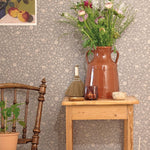 Majvillan bloemenbehang Flora dusty blue blauw