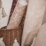 Matuu bloemen behang voor de kinderkamer beige