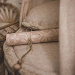 Matuu bloemen behang voor de kinderkamer beige