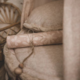 Matuu bloemen behang voor de kinderkamer beige