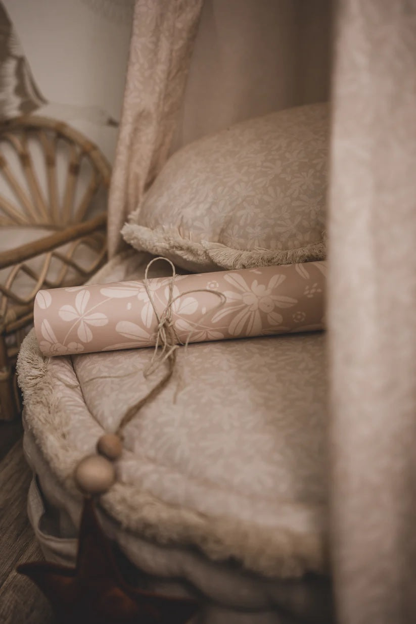 Matuu bloemen behang voor de kinderkamer beige