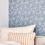 Matuu bloemenbehang voor de kinderkamer Barberries blauw