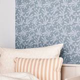 Matuu bloemenbehang voor de kinderkamer Barberries blauw