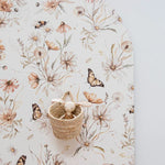 Matuu bloemenbehang kinderkamer Gouden Weide grote bloemen wit