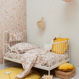 Matuu bloemenbehang voor de kinderkamer medium karamel beige