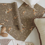 Matuu behang voor de kinderkamer met herten donker beige