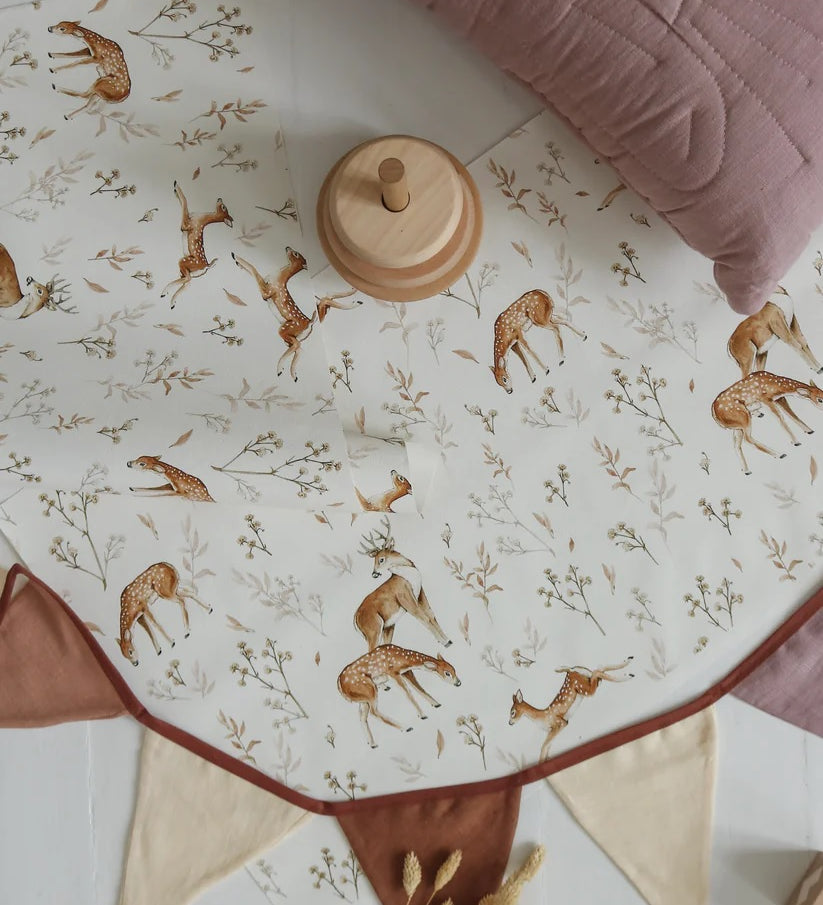 Matuu behang voor de kinderkamer met herten hertenweide wit