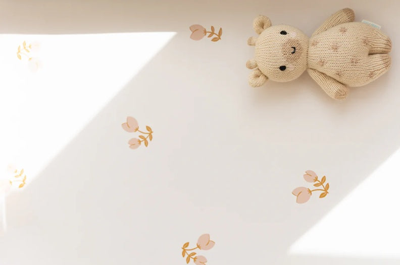 Matuu Little Buds bloemen behang voor meisjeskamer en babykamer creme