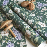 Matuu bloemen behang voor de kinderkamer May Garden groen