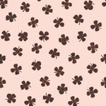 Joelle Wehkamp x Meet me at the wall lucky clover klavertjes behang voor de kinderkamer meisjeskamer bruin
