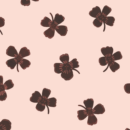 Joelle Wehkamp x Meet me at the wall lucky clover klavertjes behang voor de kinderkamer meisjeskamer bruin