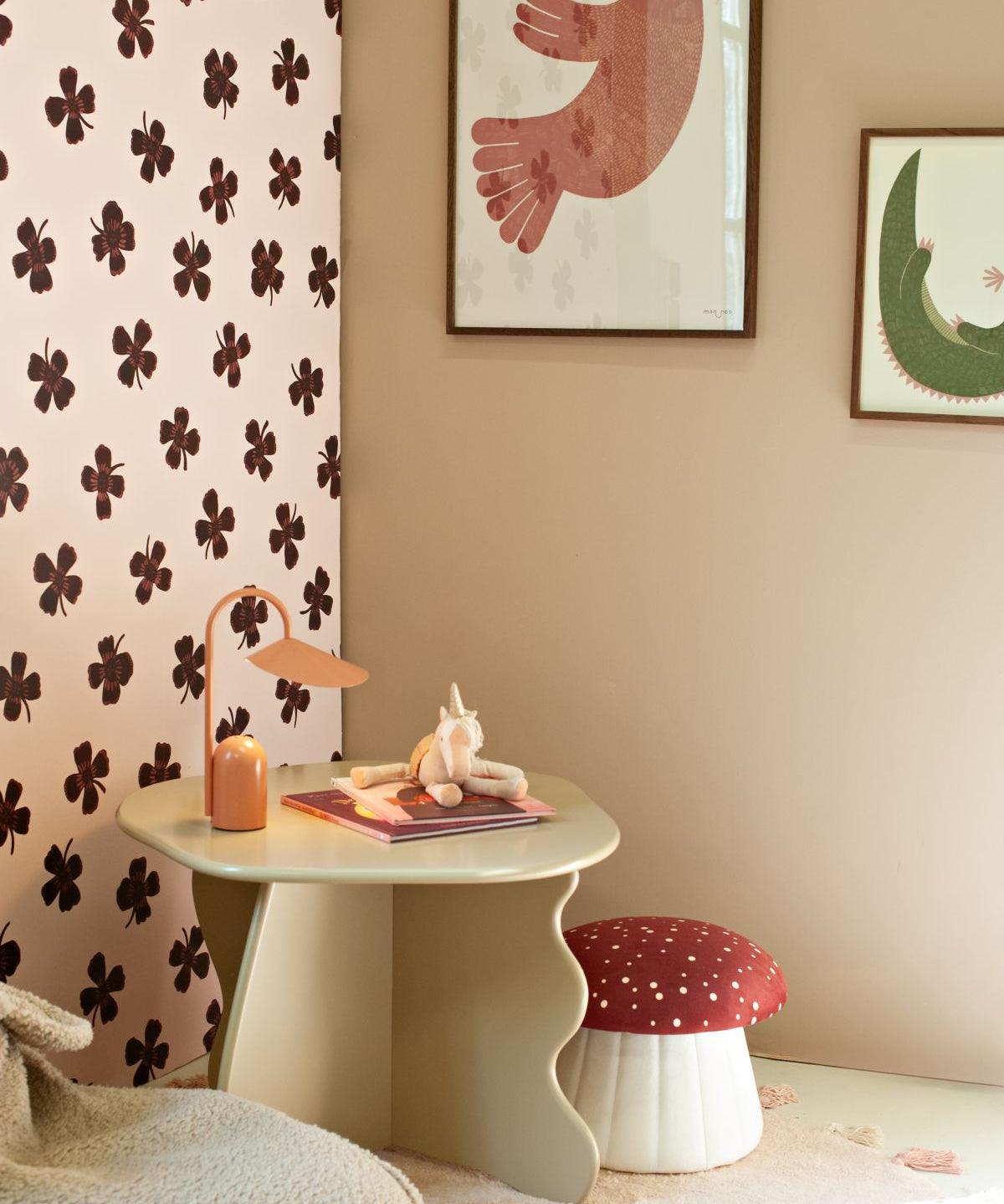 Joelle Wehkamp x Meet me at the wall lucky clover klavertjes behang voor de kinderkamer meisjeskamer bruin