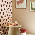 Joelle Wehkamp x Meet me at the wall lucky clover klavertjes behang voor de kinderkamer meisjeskamer bruin