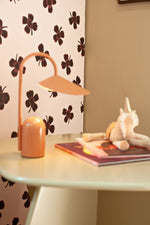 Joelle Wehkamp x Meet me at the wall lucky clover klavertjes behang voor de kinderkamer meisjeskamer bruin